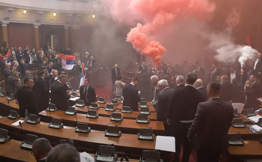 Raspad u Skupštini Srbije: Masovna tučnjava, lete jaja, dimne bombe, baklje