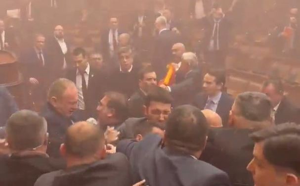 Objavljeni novi snimci koji izbliza pokazuju tučnjavu: Pogledajte sukob Đilasa i Bulatovića