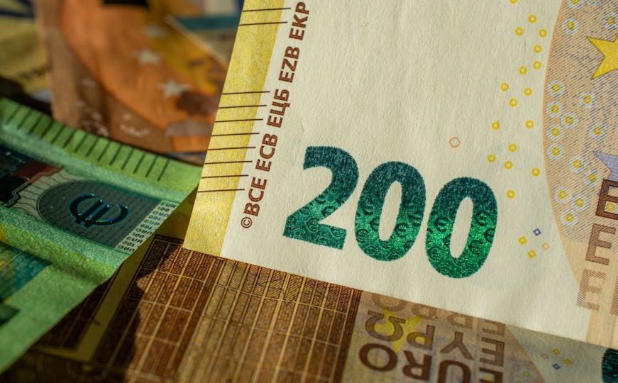 FUP upozorava građane: Pojavile se lažne novčanice od 100 i 200 eura