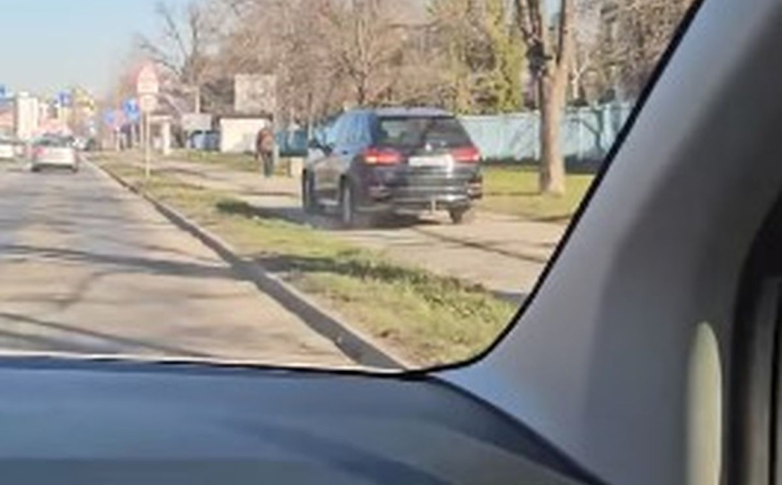 Bahatost vozača ne poznaje granice: U Banjoj Luci vozio "BMW" na trotoaru