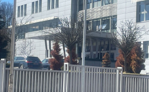 Dva vozila EUFOR-a stigla ispred SIPA-e, novinari još uvijek čekaju na odgovore