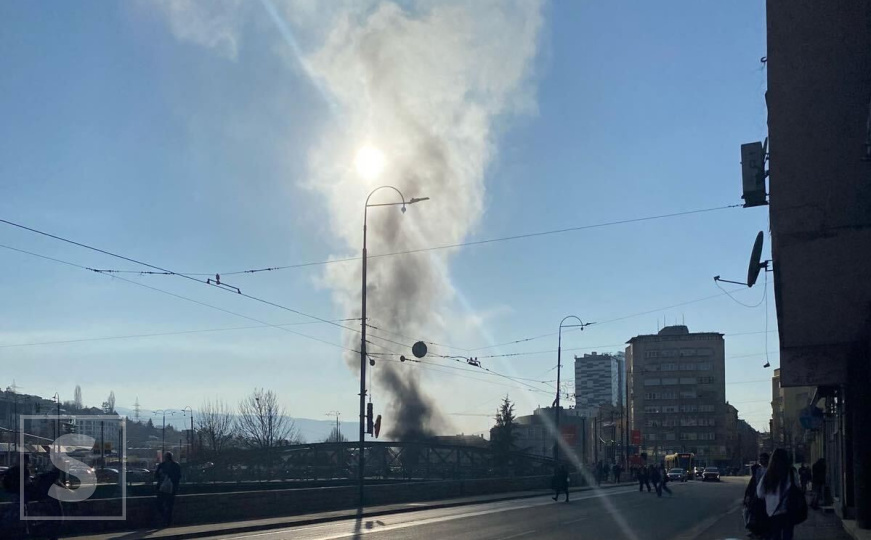 Izbio požar na kući u Sarajevu: Vatrogasci na terenu