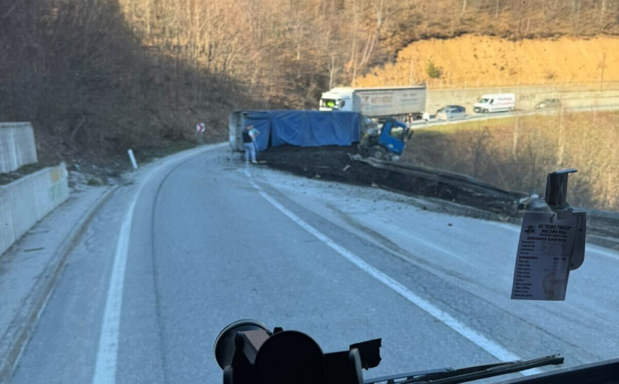 Vozači oprez: Teretnjak se prevrnuo, obustavljen saobraćaj na magistralnom putu