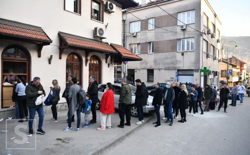 I danas Sarajke i Sarajlije u redovima čekali somune: Pogledajte atmosferu pred iftar