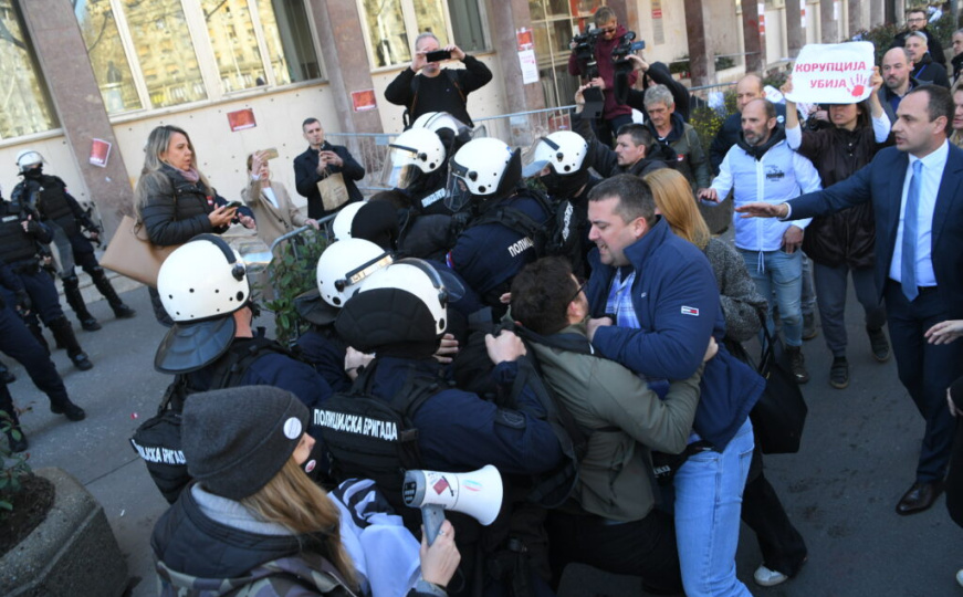 Dok je Vučić s Dodikom razgovarao o BiH, u Beogradu građani doživjeli brutalne napade policije