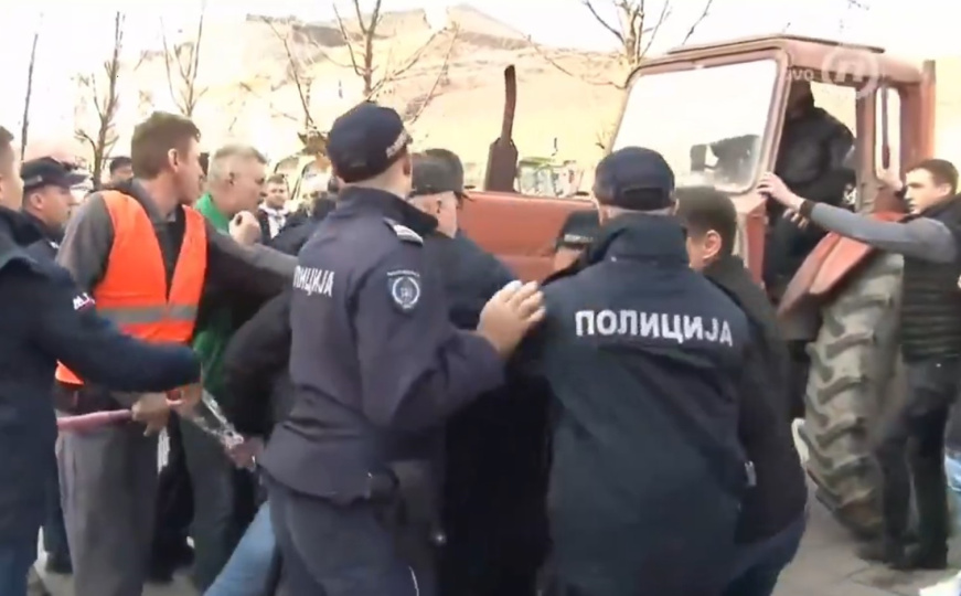 Eskalacija u Srbiji: Poljoprivrednici se sukobili s policijom, traktorima probijali blokade