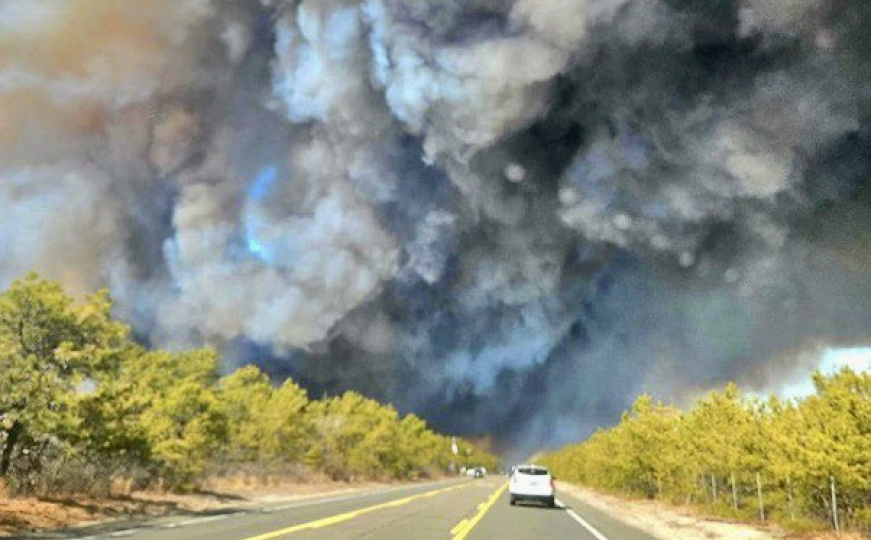 Apokaliptični prizori iz New Yorka: Vatrena stihija 'guta' Long Island, proglašeno vanredno stanje