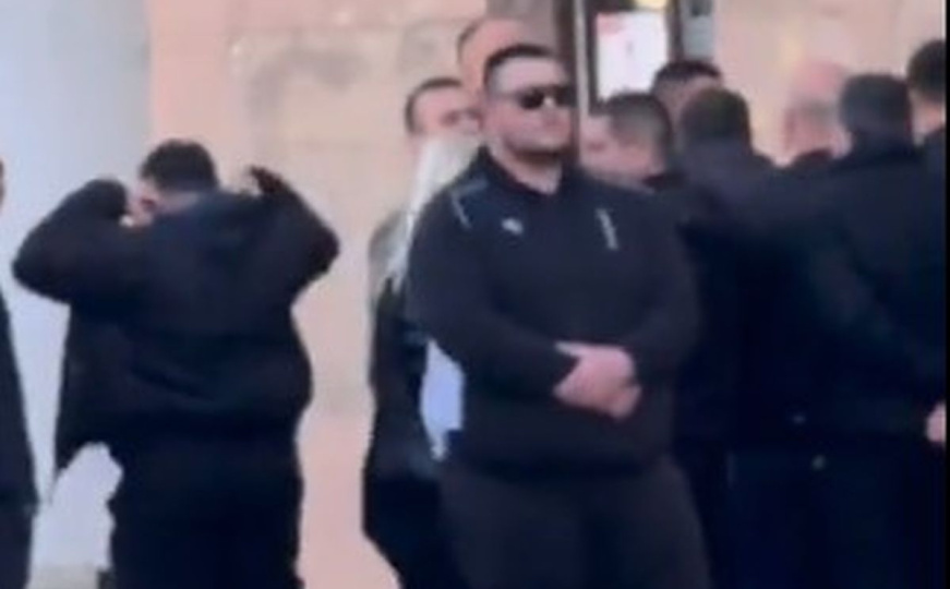 Miloš Vučević izviždan od strane građana: Demonstranti gađali jajima njega i obezbjeđenje