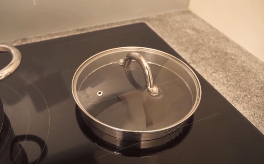 Malo ko zna za ovaj trik sa poklopcem i šerpom, a olakšat će vam kuhanje