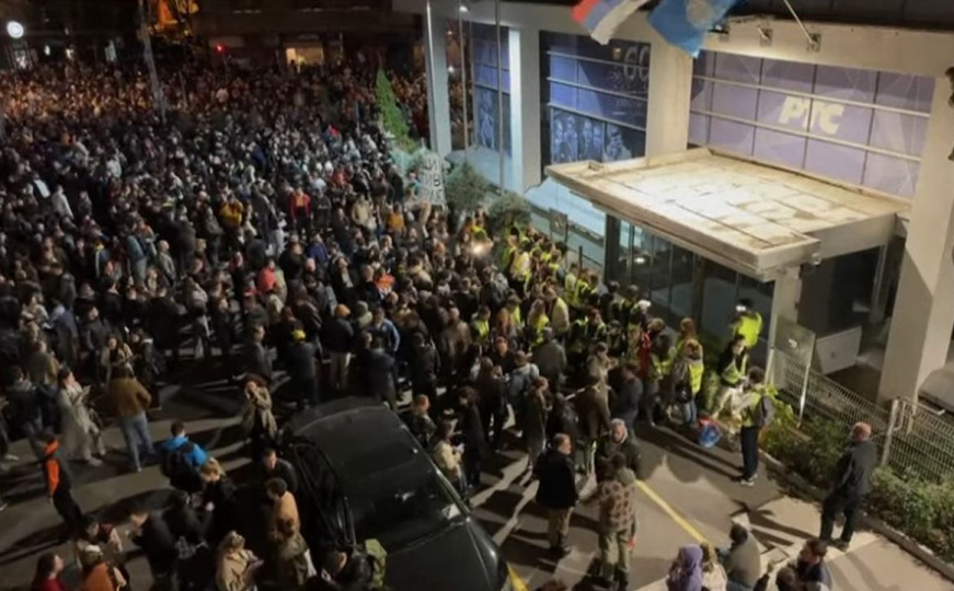 Policijska brutalnost na protestima u Srbiji: Žandarmerija tukla studente ispred zgrade RTS-a