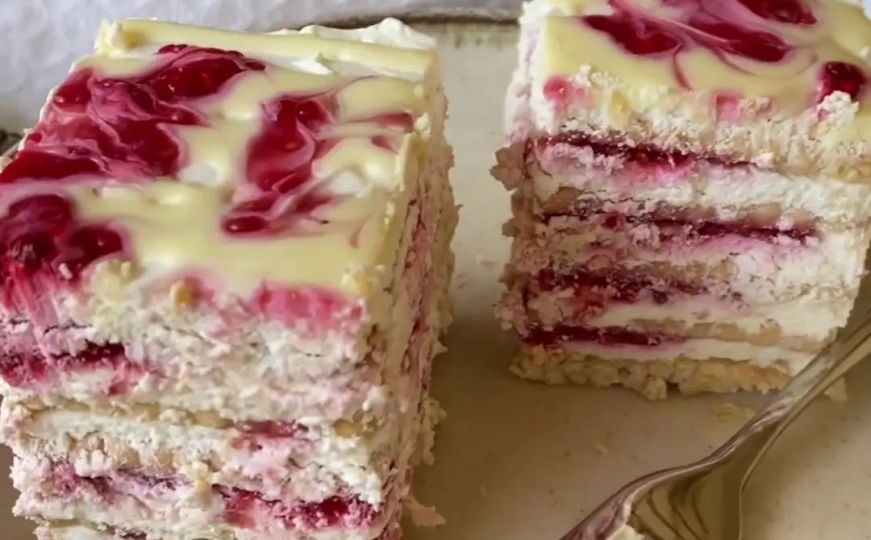 Brzi recept za savršen desert: Keks kocke sa malinama i bijelom čokoladom