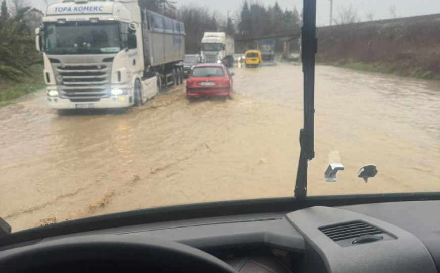 Vozači, oprez: Kiša izazvala kolaps u saobraćaju širom BiH