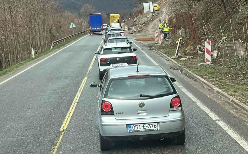 Obavještenje za vozače: Zbog izlijevanja vode na kolovoz obustavljen saobraćaj na ovim dionicama