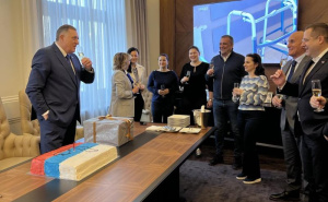 Duge cijevi ispred Palate RS u Banjoj Luci: Dodik u kabinetu slavi rođendan
