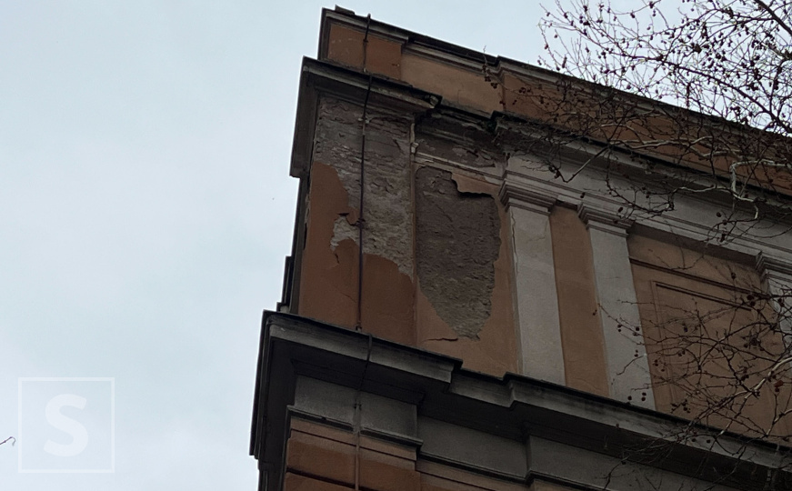 Građani, oprez: Obrušio se dio fasade sa sarajevske škole