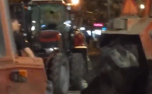 Ko je polomio traktore u Beogradu? Jedni tvrde da su studenti, ali snimci govore drugačije