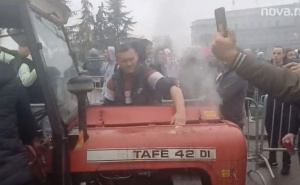 "Popravljanje" traktora oko "ćacilanda": Građani sipaju šećer u rezervoare