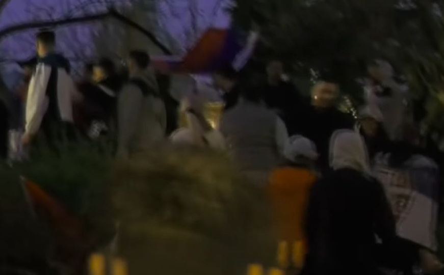 Neredi ispred Skupštine, bačen suzavac: Poletjele kamenice i flaše iz 'Vučićevog' kampa