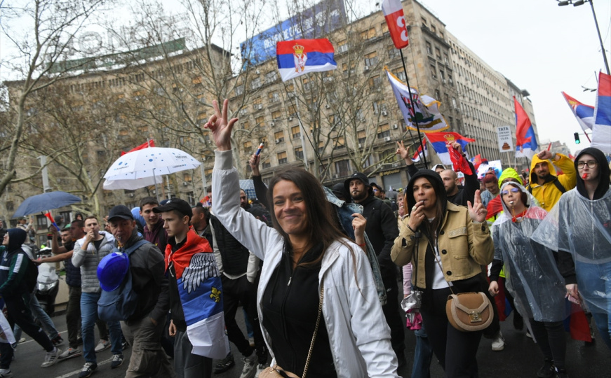 Na protestima u Beogradu transparent o BiH: Pogledajte reakcije na: 'Nisu svi Bosanci ćaci'