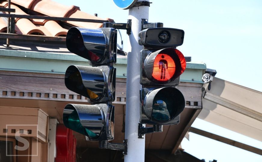 Kamere na semaforima: Kako funkcionišu i koje sankcije prijete – kazne, bodovi