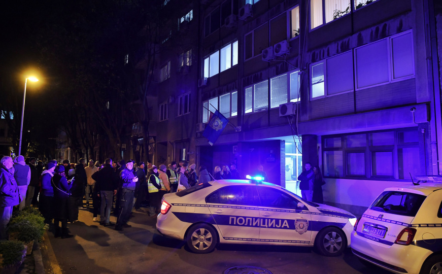 Protesti ispred policijske stanice zbog hapšenja aktivista nakon navodnog napada na Miloša Pavlovića