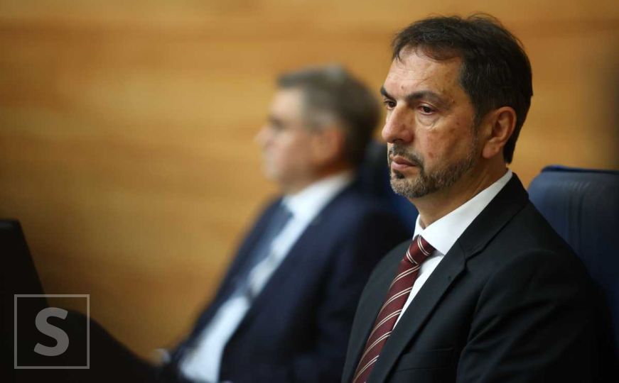 Suzdržani glasovi presudili: Usvojen prijedlog o gotovinskoj isplati plaća osobama pod sankcijama