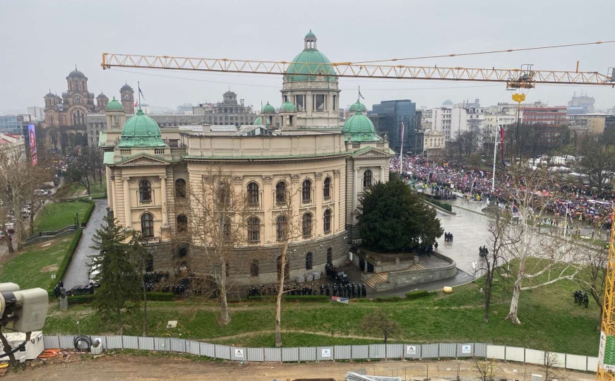 Marinika Tepić objavila fotografiju sa protesta: Desno skup građana, lijevo policija drži zvučni top