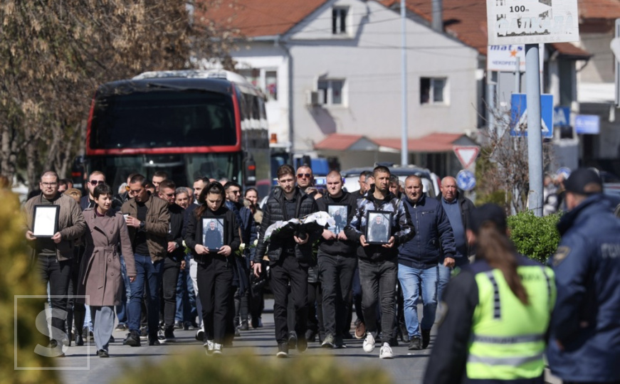 Molitve za utjehu i ozdravljenje povrijeđenih: Stotine građana ispratilo žrtve požara u Kočanima