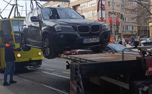 Nesavjesni vozači u Sarajevu: Tramvaji stajali sat vremena kod SCC-a jer su parkirali na šine