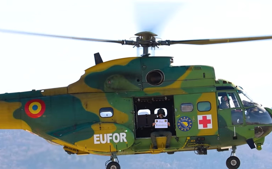 Rumuni u EUFOR-ovoj bazi u Butmiru podržali svoju reprezentaciju, pogledajte poruku poslanu iz zraka