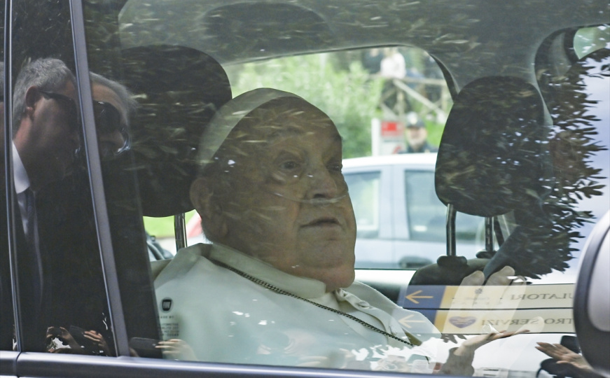 Dobre vijesti iz Vatikana: Papa Franjo napustio bolnicu nakon višednevnog liječenja upale pluća