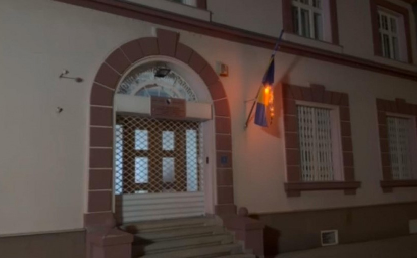 Zastava Bosne i Hercegovine zapaljena u Brčkom na zgradi institucije Distrikta: Građani snimili