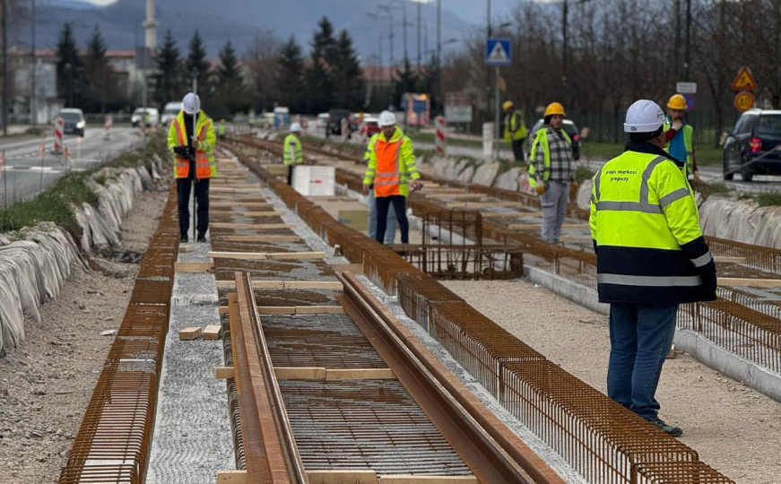 Ministar Šteta objavio fotografije: Prve šine stigle na tramvajsku prugu Ilidža - Hrasnica