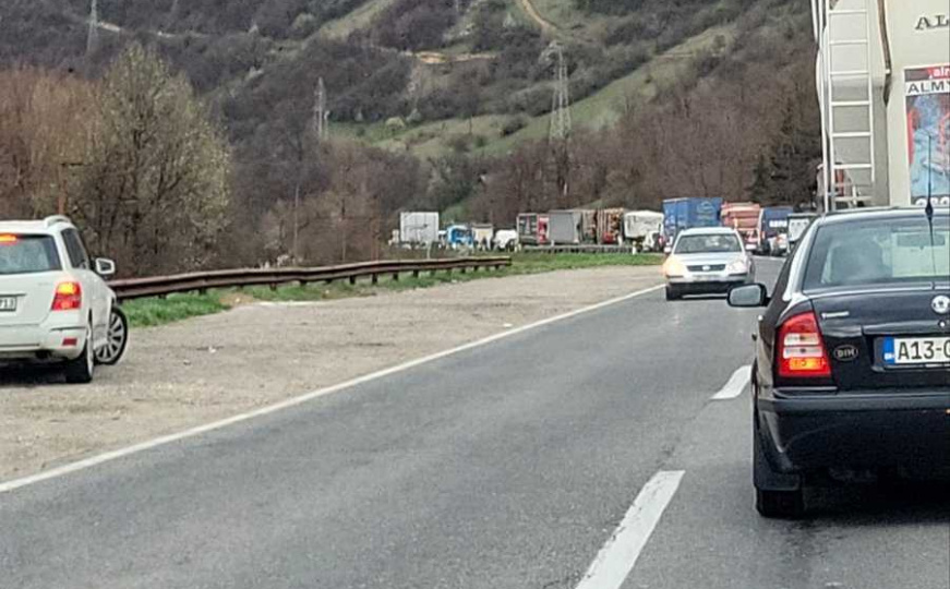 Saobraćajna nesreća na putu M17: Učestvovala tri vozila, jedna osoba povrijeđena