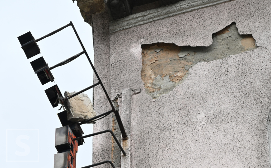 Opasnost u centru Sarajeva: Novi slučaj obrušanja fasade, građani u opasnosti