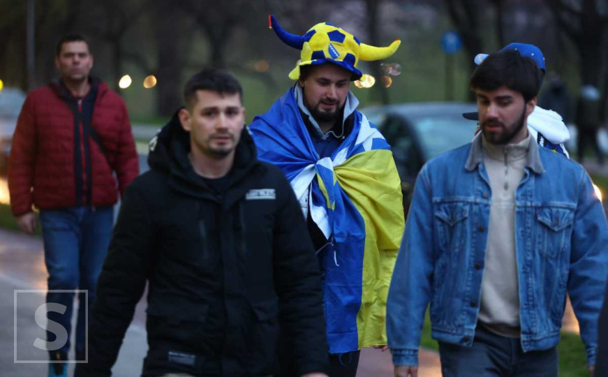 Euforija na ulicama Zenice prije utakmice BiH - Kipar: Navijači spremni da bodre Zmajeve sa tribina