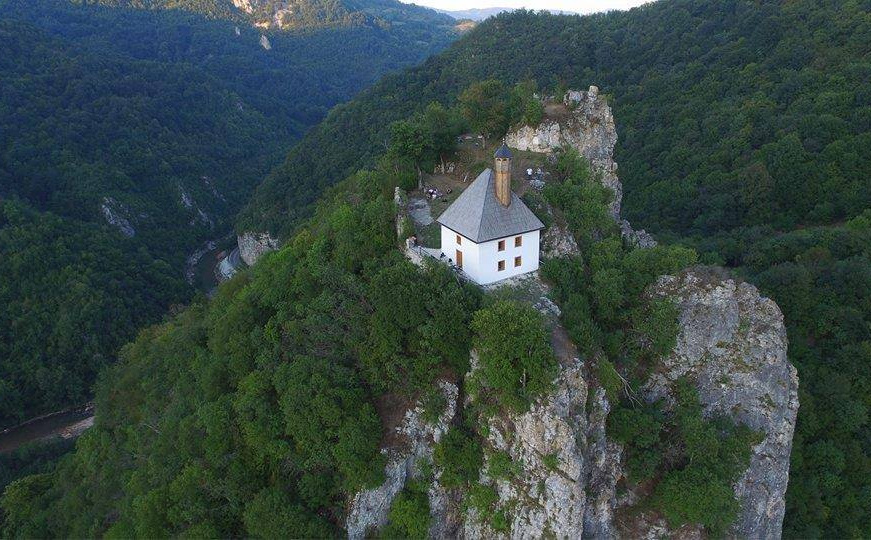 Kušlat džamija: Vjernici svakog ramazana dolaze na džuma namaz na stijeni visokoj 500 metara