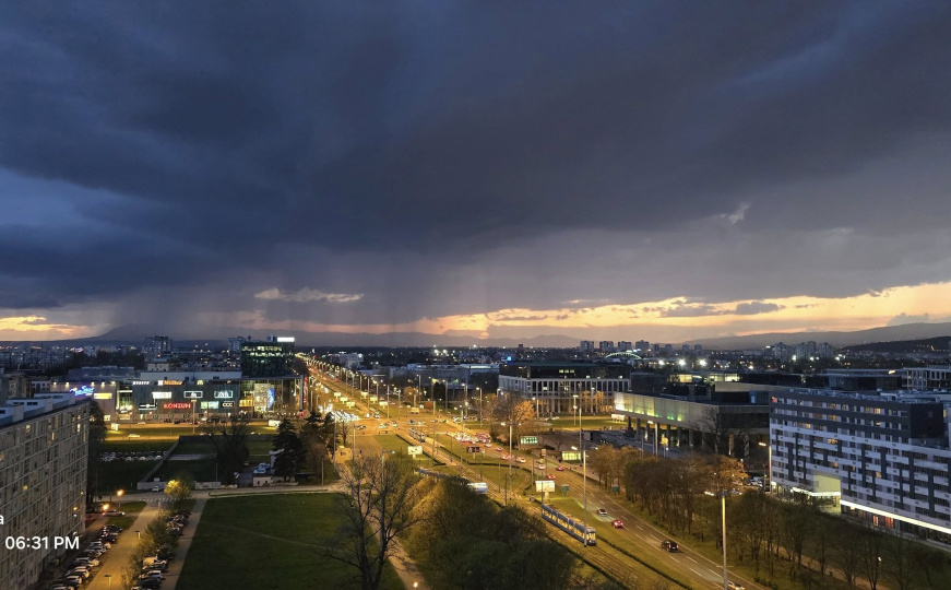 Snažno nevrijeme zahvatilo Zagreb: Tmurni oblaci nadvili se nad gradom, počeo obilan pljusak