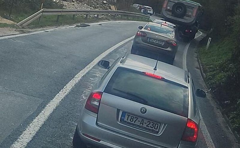 Nesreća u Jablanici: Učestvovali kamion i dva automobila, saobraćaj potpuno obustavljen