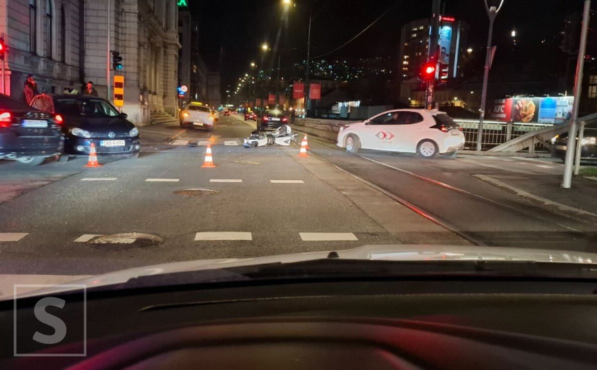 Nesreća u centru Sarajeva: Sudarili se Golf i motocikl