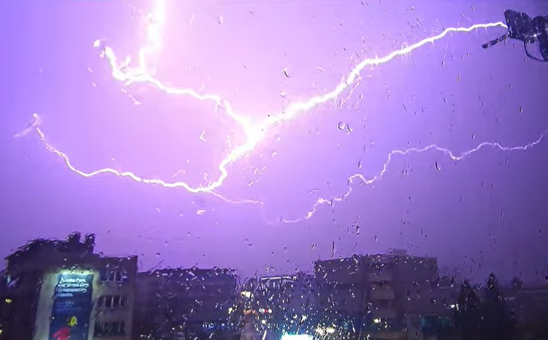 Nevjerovatni prizori nevremena u bh. gradu: Munje pretvorile noć u dan