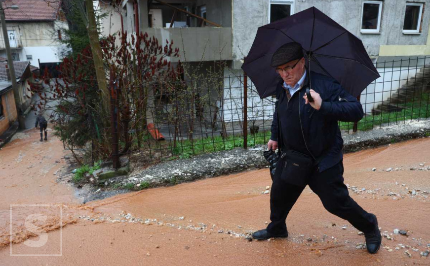 Pogledajte situaciju na Širokači: Voda neprestano teče, mještani se sami snalaze