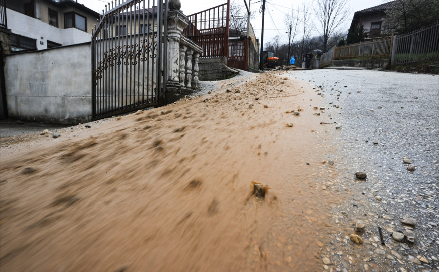 Voda teče ulicama, asfalt pukao, saobraćaj obustavljen: Problemi u Sarajevu zbog obilnih padavina
