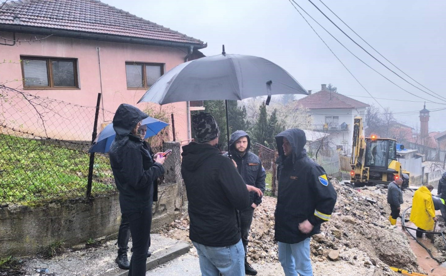 Premijer KS Nihad Uk obišao ugroženo područje, tvrdi da je situacija pod kontrolom