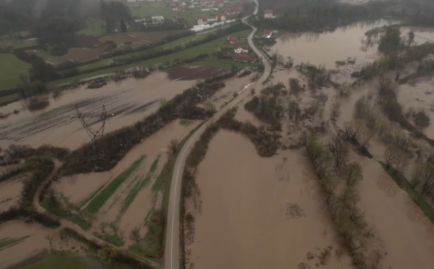 Rijeka Spreča se izlila na putu između Tuzle i Živinica, pogledajte snimak iz zraka