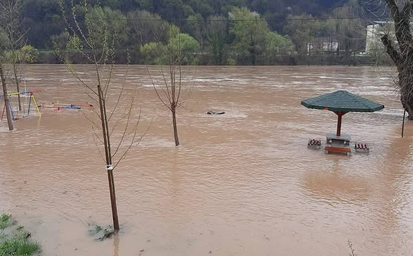Posljedice obilnih padavina: Pritoke Drine se na dvije lokacije izlile iz korita