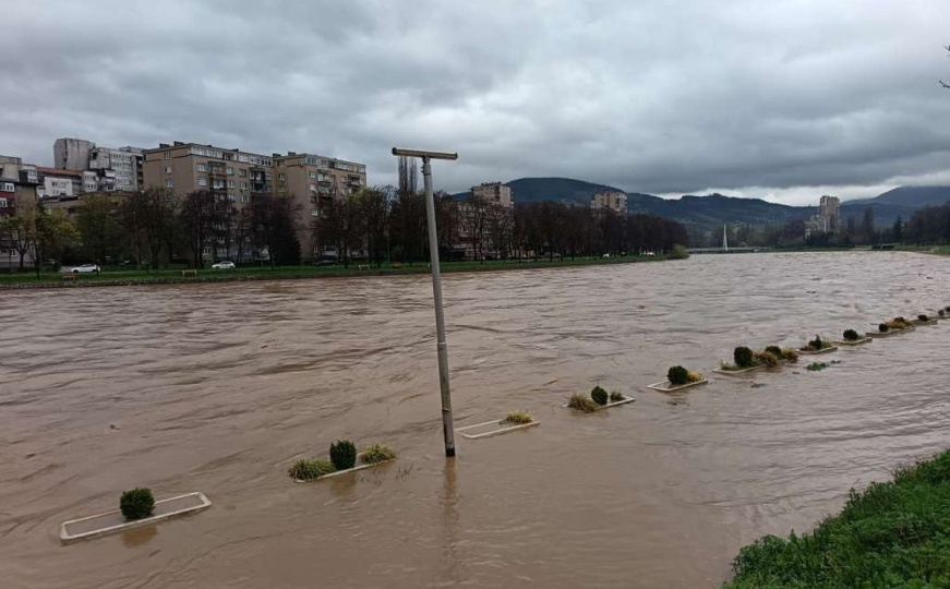 Žena skočila u nabujalu rijeku Bosnu, specijalci u potrazi za tijelom
