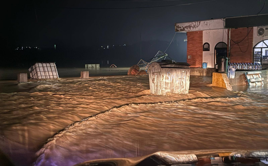 Poplava u Gradačcu: Voda preplavila ulice, saobraćaj otežan