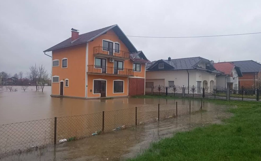 Katastrofalno stanje u Bosanskoj Krajini: Voda ušla u kuće, rijeka potopila most