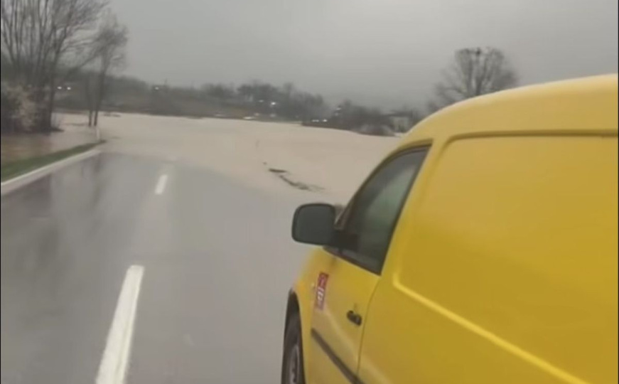 Gradačac i jutros pod vodom: Saobraćajnica totalno poplavljena, katastrofa još uvijek traje